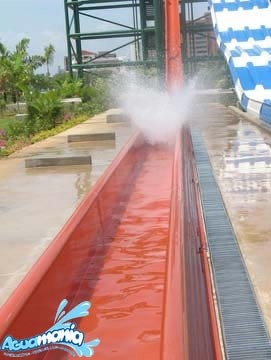Final splash on speed slide Aguamania

