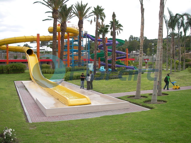 Slides_at_Parque_Bicentenario.jpg
