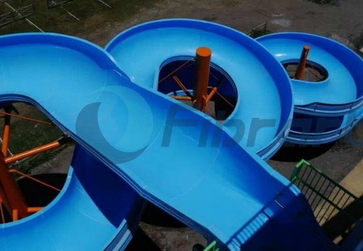 Open inner tube slide top view Parque Oasis