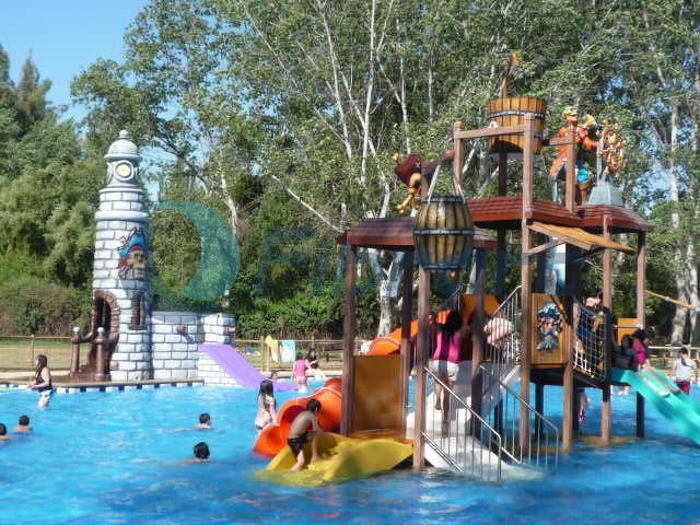 Themed_water_slides_Parque_Oasis.jpg