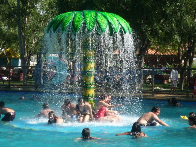 Water_fall_palm_Parque_Oasis.jpg
